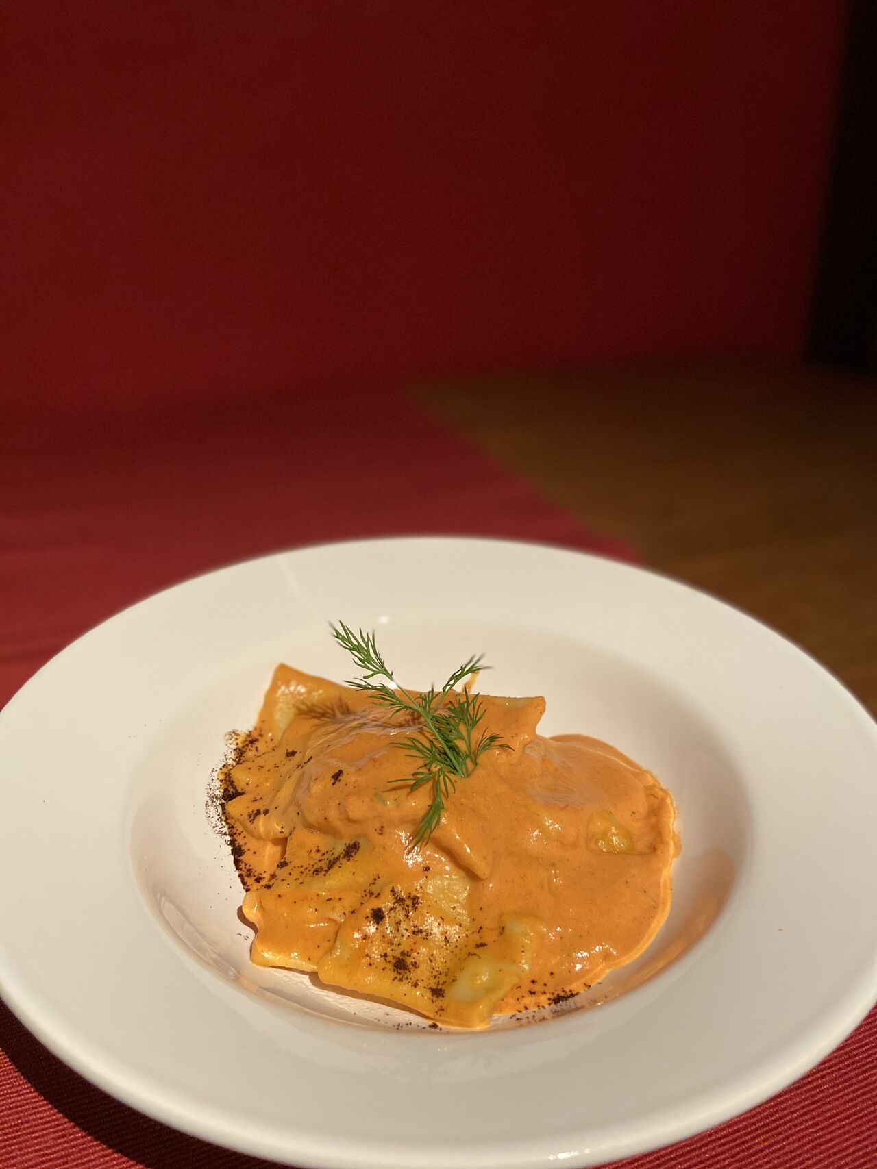 Hausgemachte Ravioli in Aurorasosse und eine Prise Kaffee