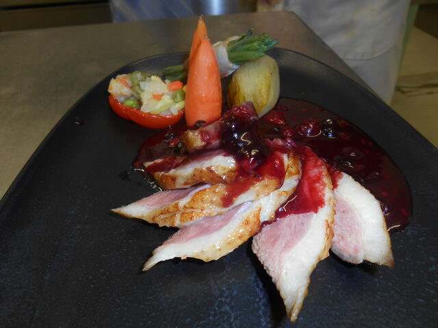 Magret de canard rôti, sauce aux fruits rouges et ses garnitures de légumes