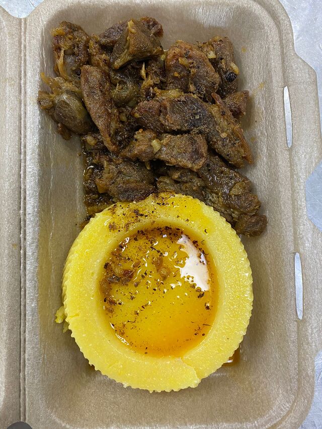 Pastramă de berbecuț la tigaie cu mămăligă 