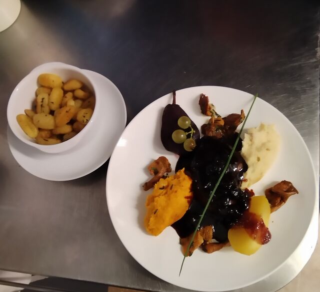 Pavé de cerf aigre-doux
deux purées
poire au vin et pommes aux airelles
quelques chanterelles poêlées
gnocchi au basilic
