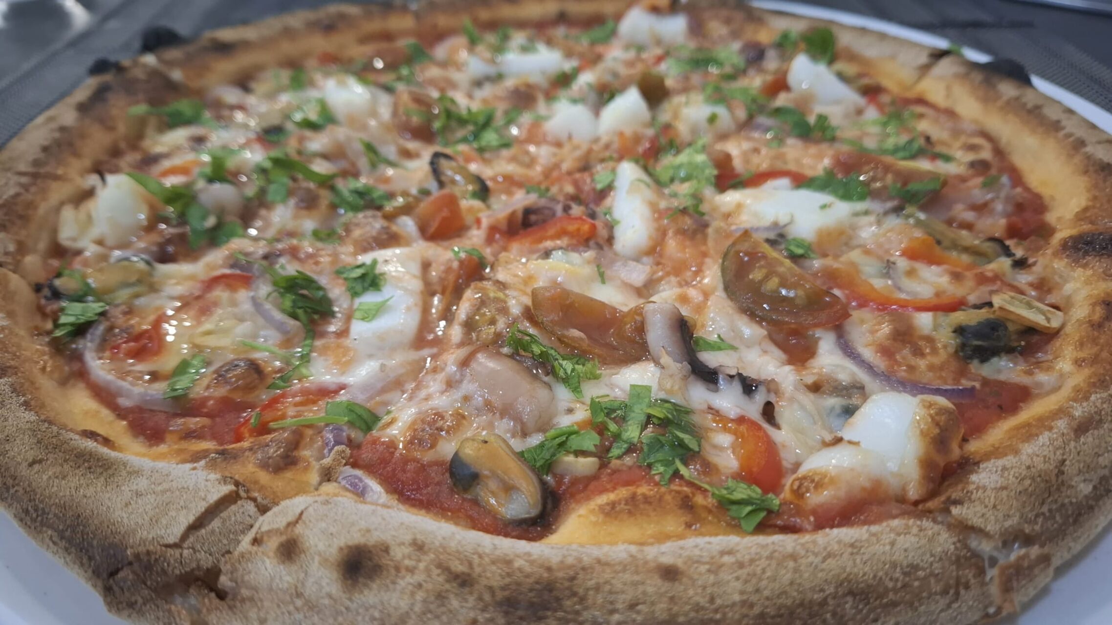 Pizza Frutti di Mare – O escapadă în inima Mediteranei! 🌊🍕