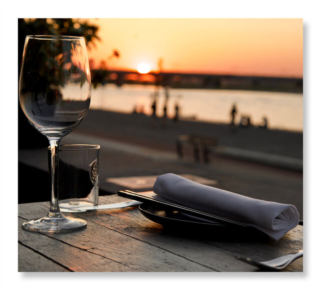 Dineren bij zonsondergang 