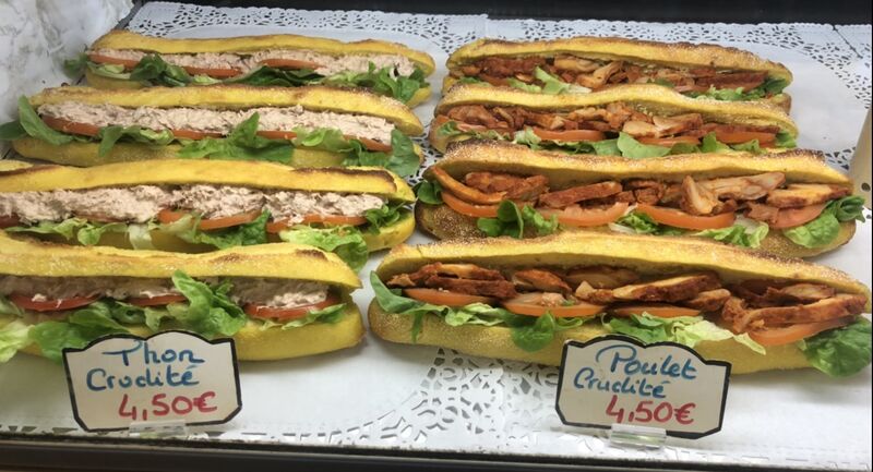 snacking,
Le fournil Luzien vous propose des crudités avec du pain moelleux et
pour 1€ de + vous avez la boisson au choix.