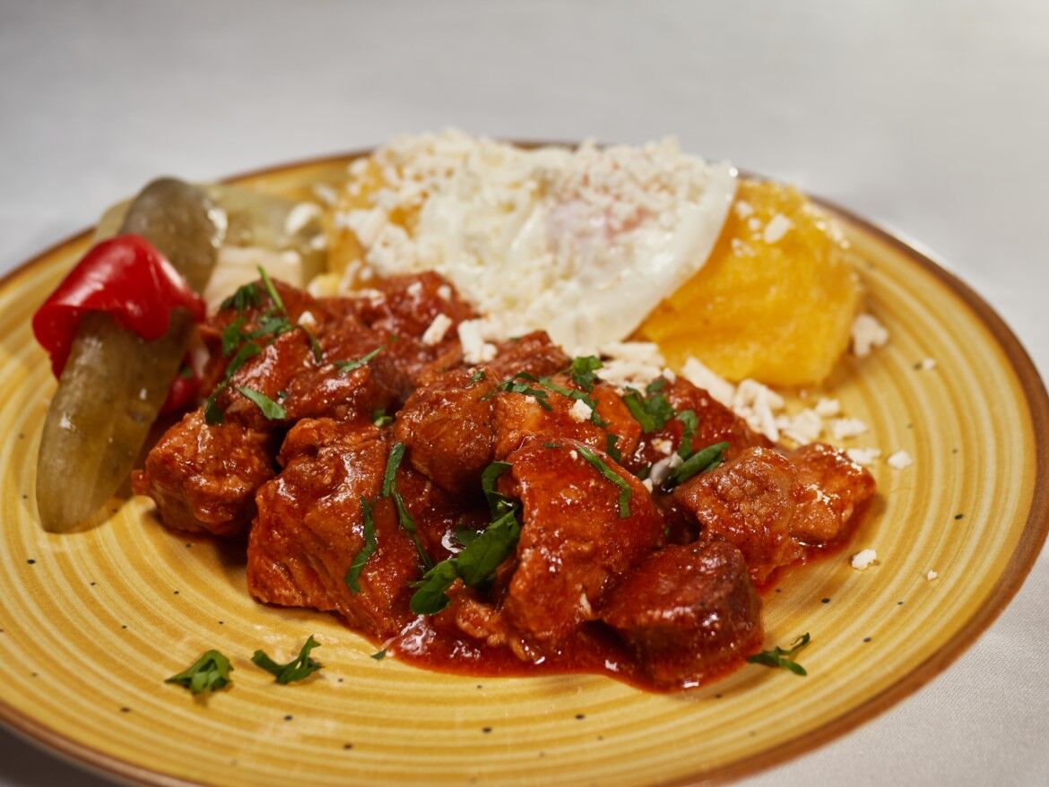 Tochitura de porc cu mamaliguta si ou