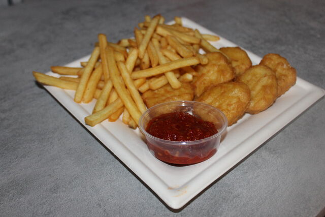 Zestaw nuggetsów z frytkami oraz sosem do wyboru.