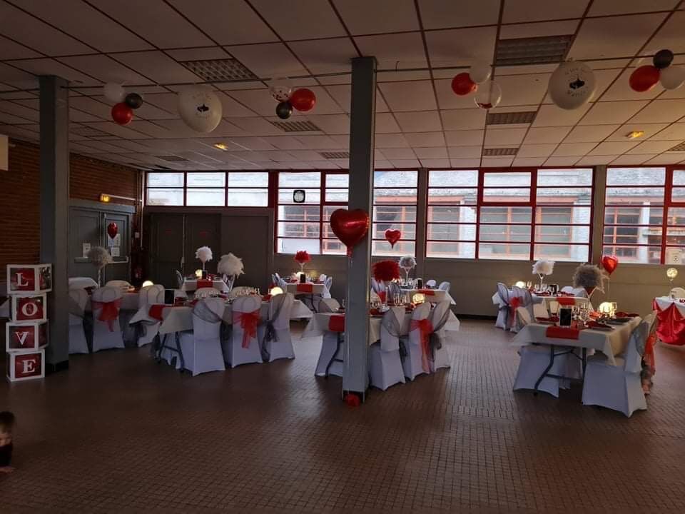 Grande salle Deco blanc et rouge