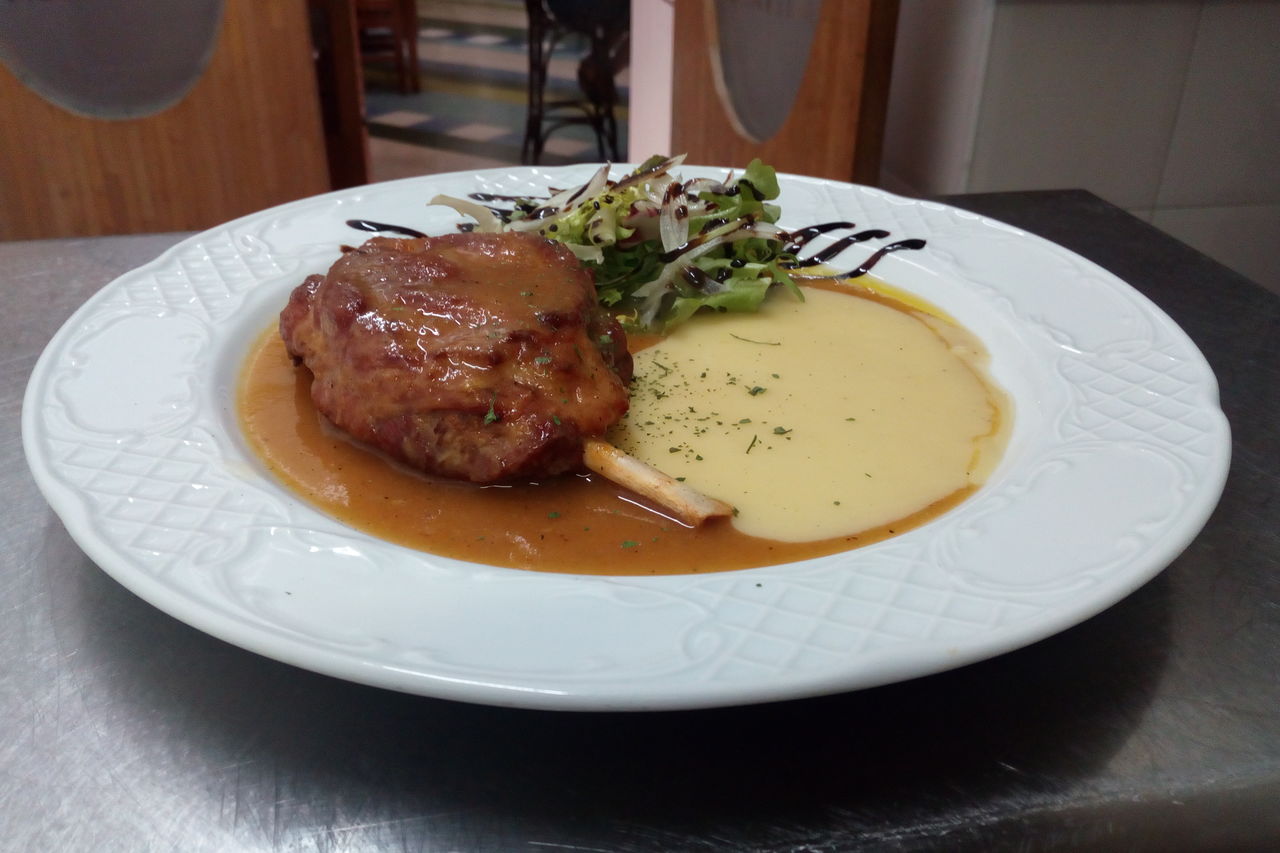 Codillo de cerdo asado y parmentier