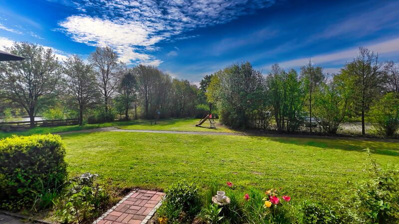 Blick von der Terrasse auf den Kinderspielplatz
