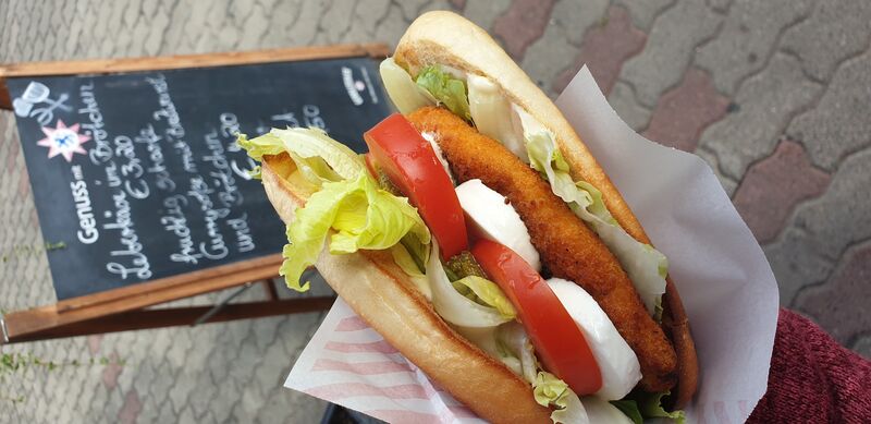 Chicken Burger mit Tomate, Mozzarella und Pesto