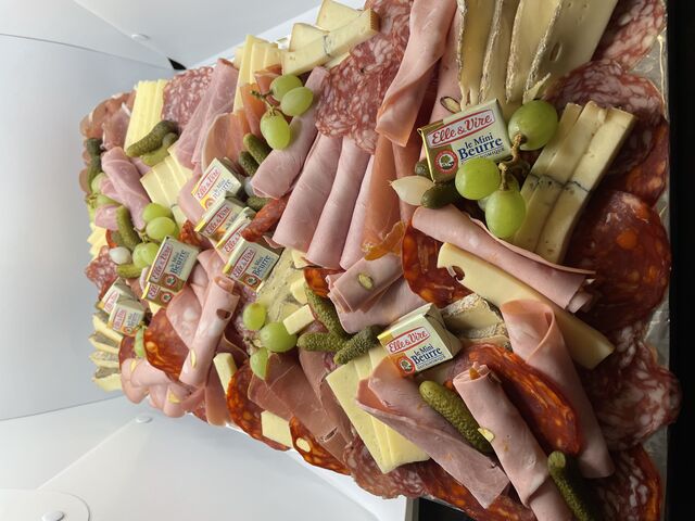 Planche Apéritive à Partager!!!
Sélection de charcuteries et fromages affinés
IDEAL ENTRE AMI(E)S, COLLEGUES ET FAMILLE... 