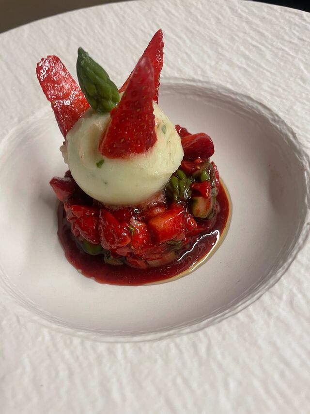 Tartare de fraises et asperges 