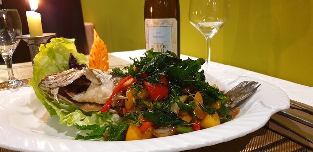 Wolfsbarsch mit scharfen Thai Basilikum