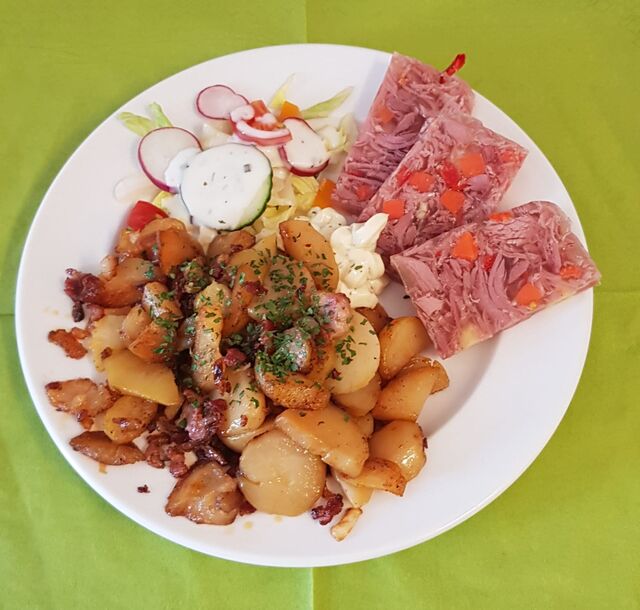 Sülze mit Bratkartoffeln, als Angebot zum Mittagstisch
11.00 - 14.00 Uhr