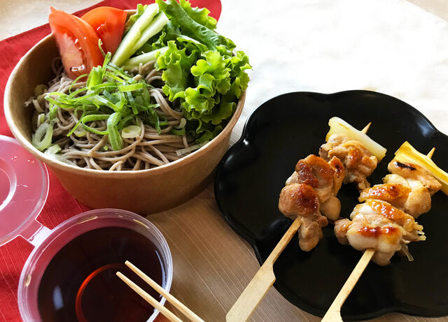  Pâte au sarrasin japonais et brochettes de poulet