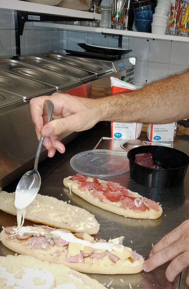 Le Bestseller : Panizza Comtouais! (Morteau, Montbé, Morbier, Comté, émmental et sa pétée de Canc') sur sa base crémeuse