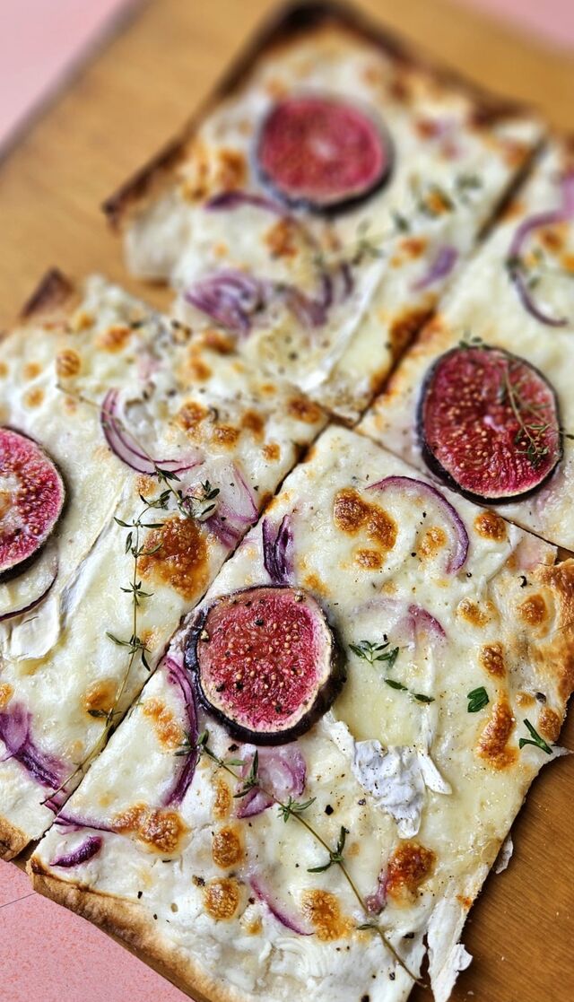 Sezonowy podpłomyk z figą i camembertem.