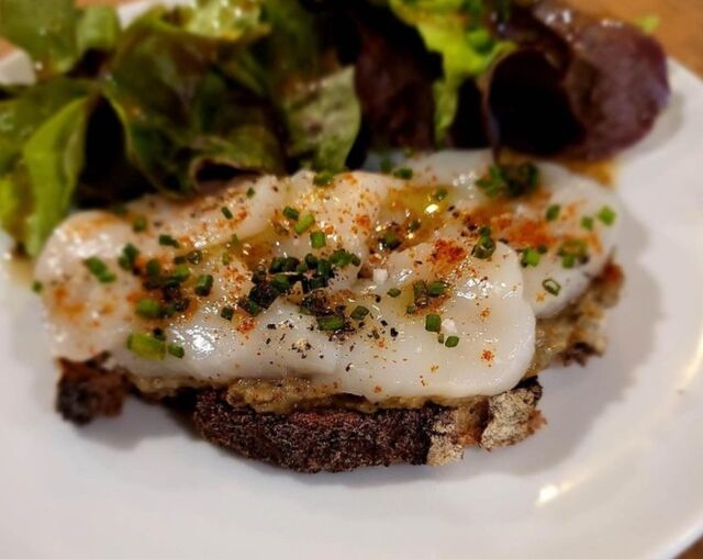 BRUSCHETTA AU CAVIAR D'AUBERGINES ET SAINT-JACQUES