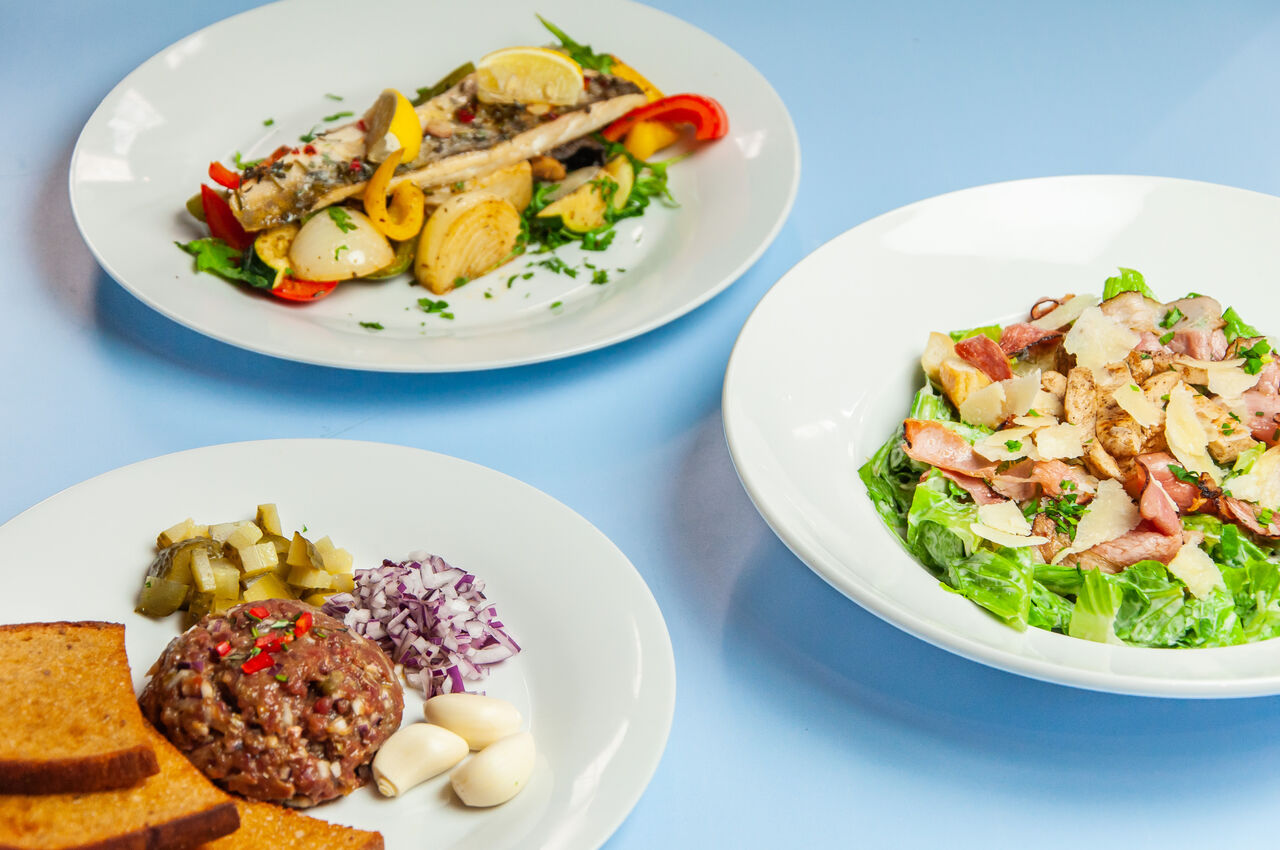 Pečený candát s grilovanou zeleninou, Caesar salát a hovězí tatarák
