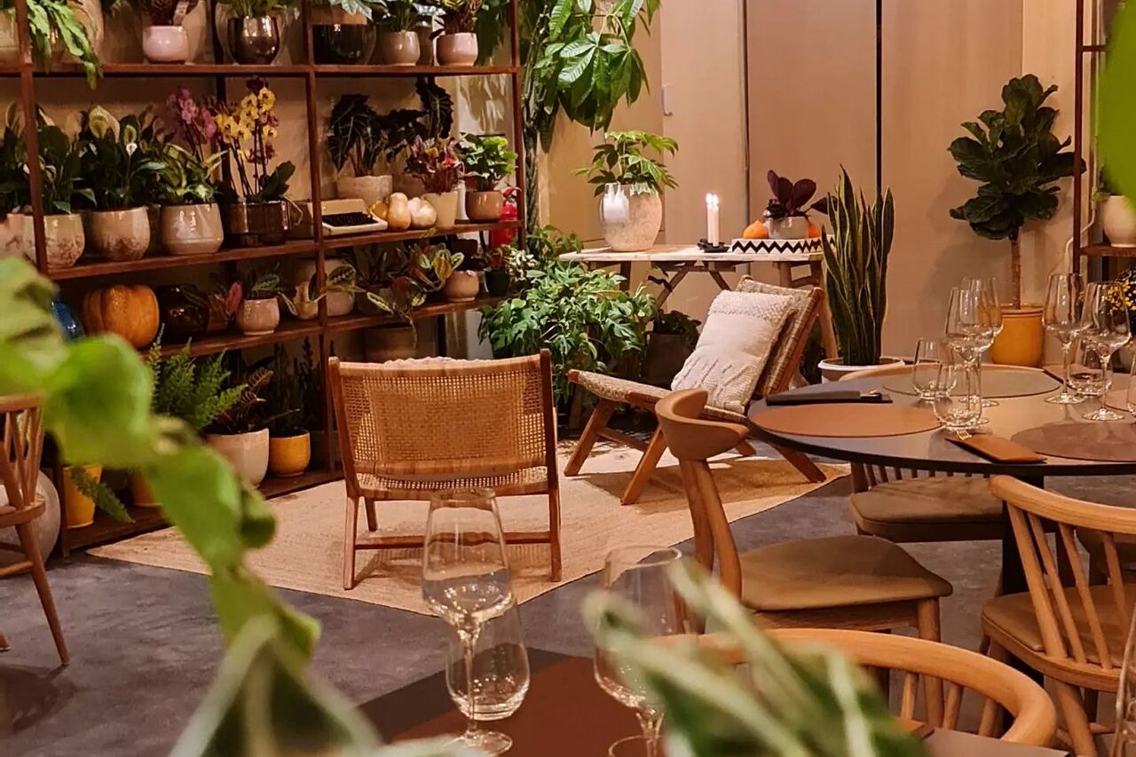 Comida saudável saboreada num jardim interior