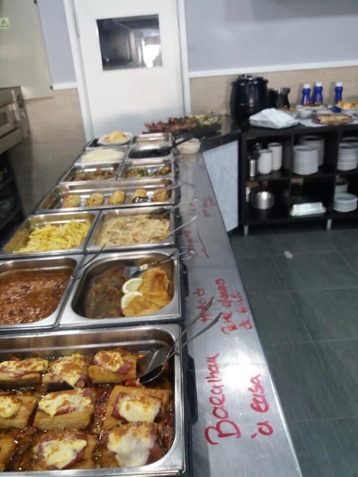 Todos os dias tem várias opções de pratos quentes.