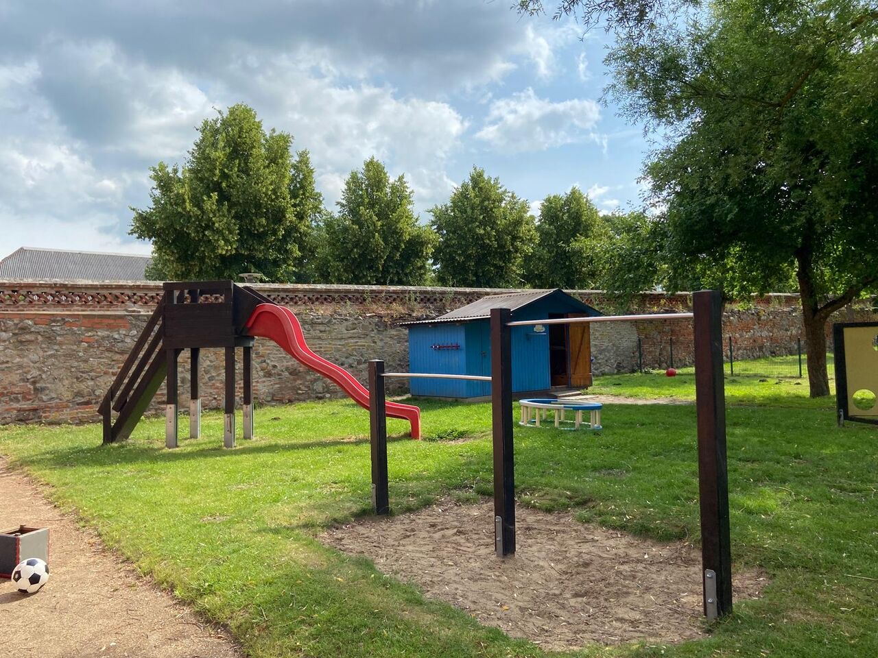 Rutsche, Spielschuppen