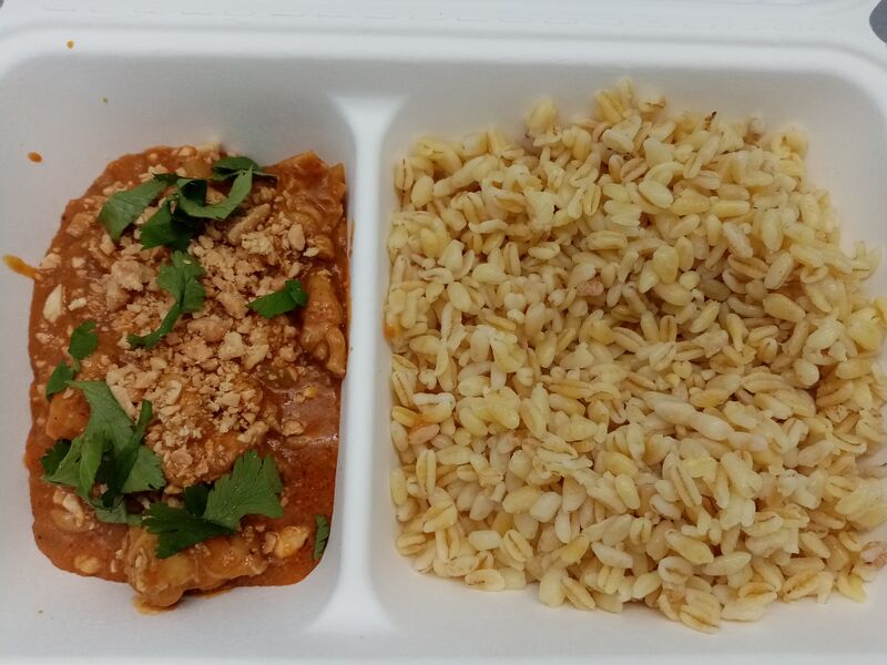 Poulet au curry massaman et lait de coco, blé