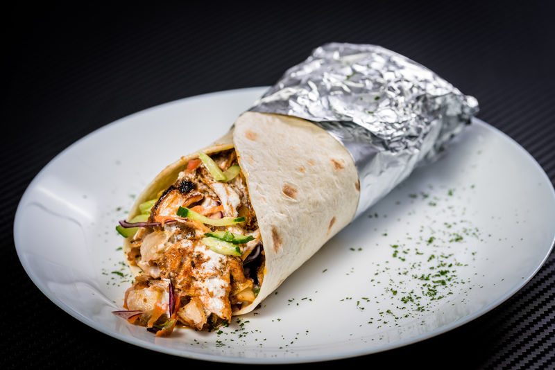 Gyros tortilla tejfölös öntettel, friss zöldséggel