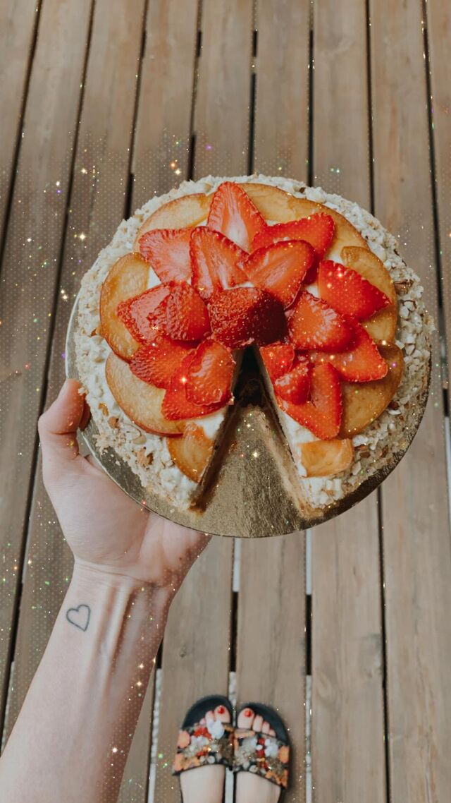 torta vegana, pan di spagna, crema al cioccolato e pistacchio