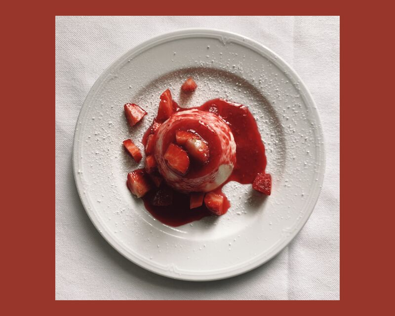 Panna cotta con crema ai frutti di bosco e fragole fresche.