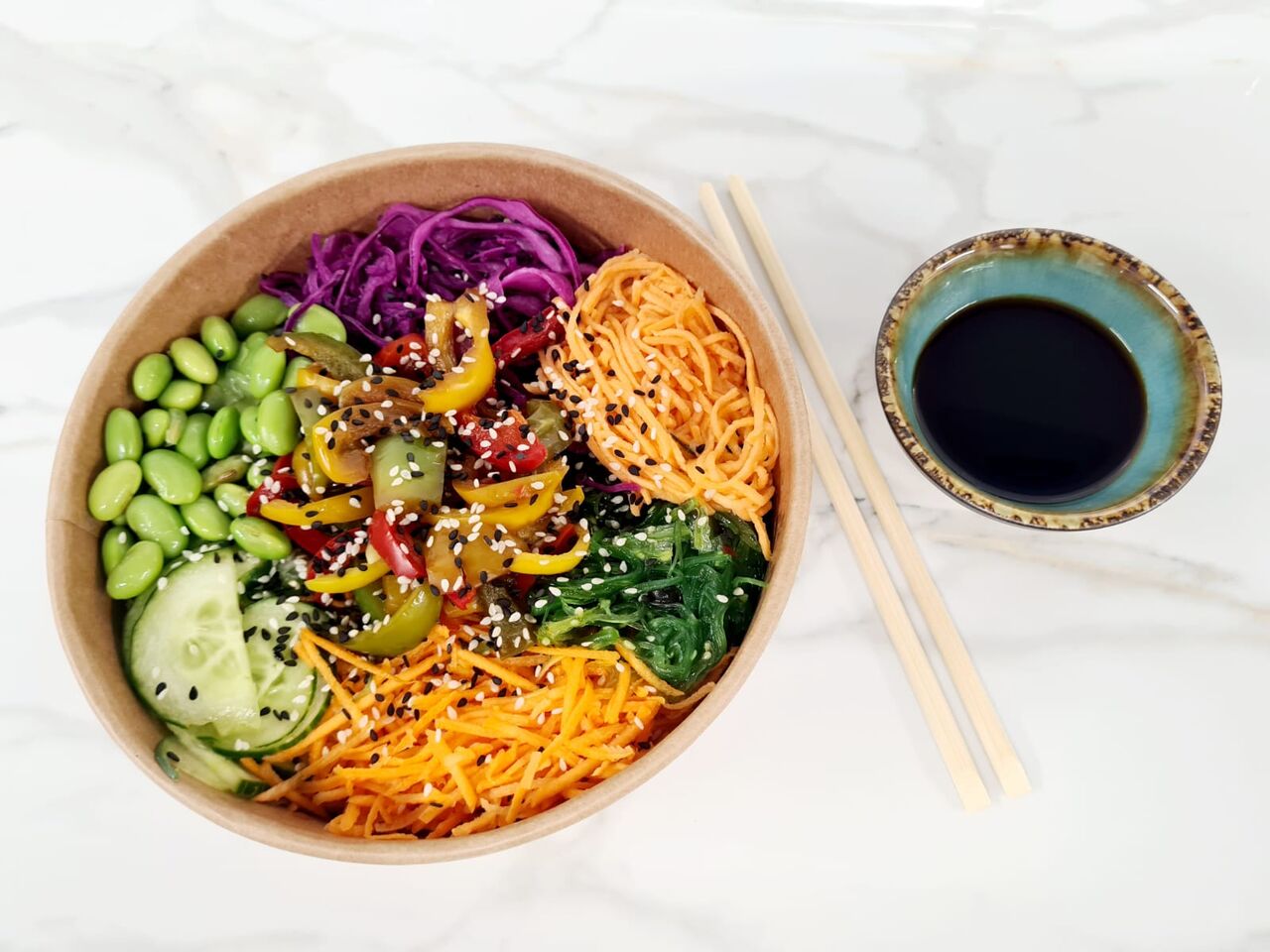 Poké bowl Végétarien : base riz vinaigré ou quinoa, edamame, concombre, choux rouge, carotte, wakamé, poivrons
12,90 euros