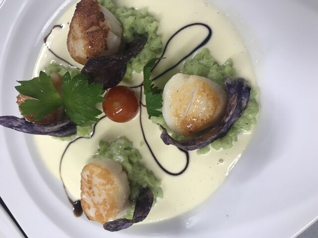 St Jacques rôtie sur un risotto de courgettes