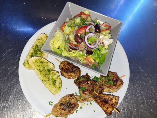 Schweinefilet Spieß, Salat mit Hirtenkäse dazu Brot mit Knoblauch 