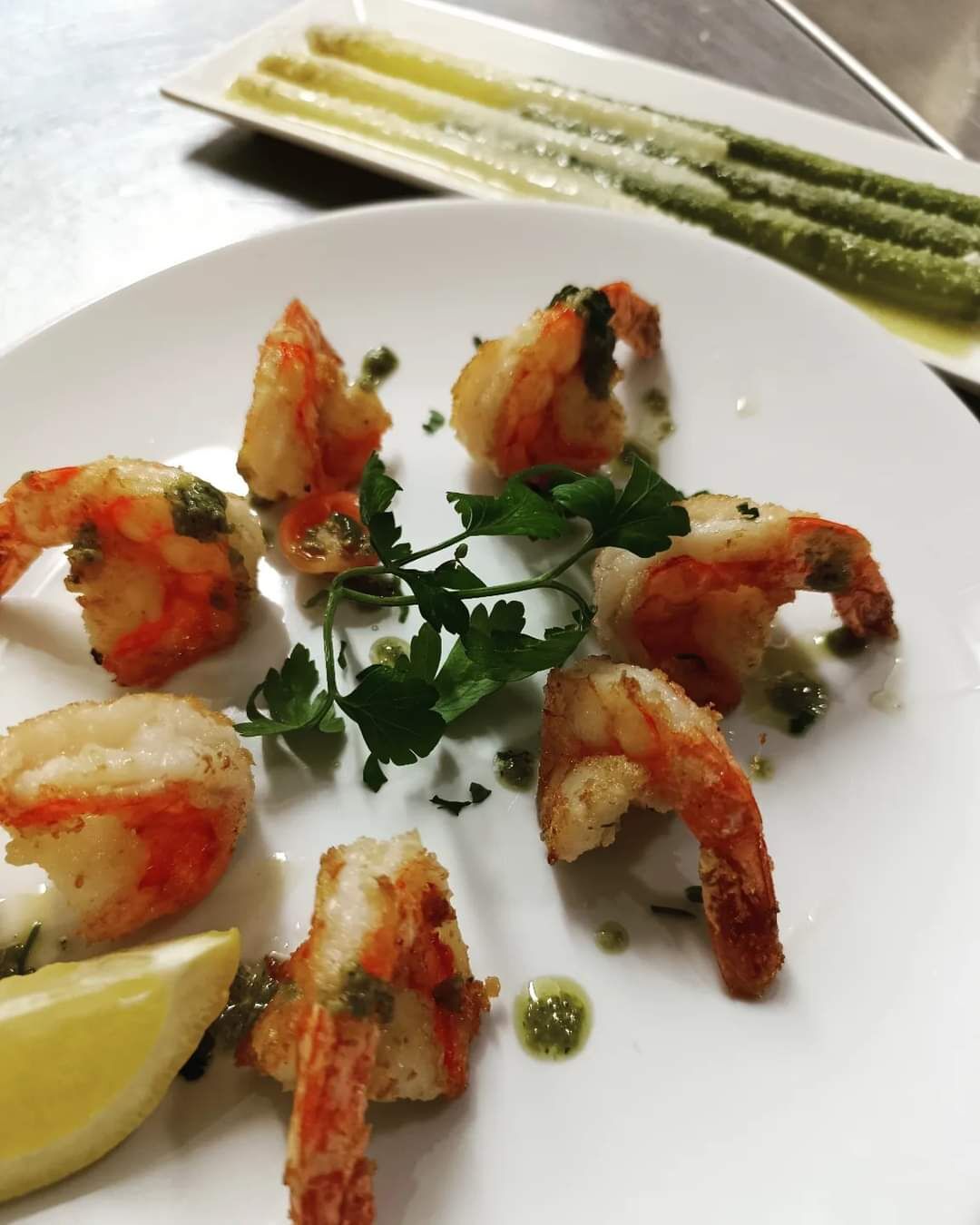 Gambas vom grill mit spargerl in butter