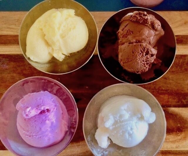 Venez déguster notre trentaine de parfums de glaces et sorbets artisanaux