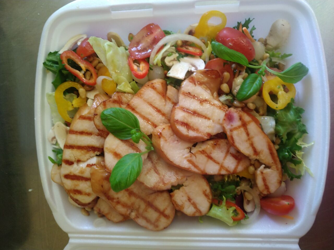 Sałatka Alpejska z wędzonym filetem kurczaka