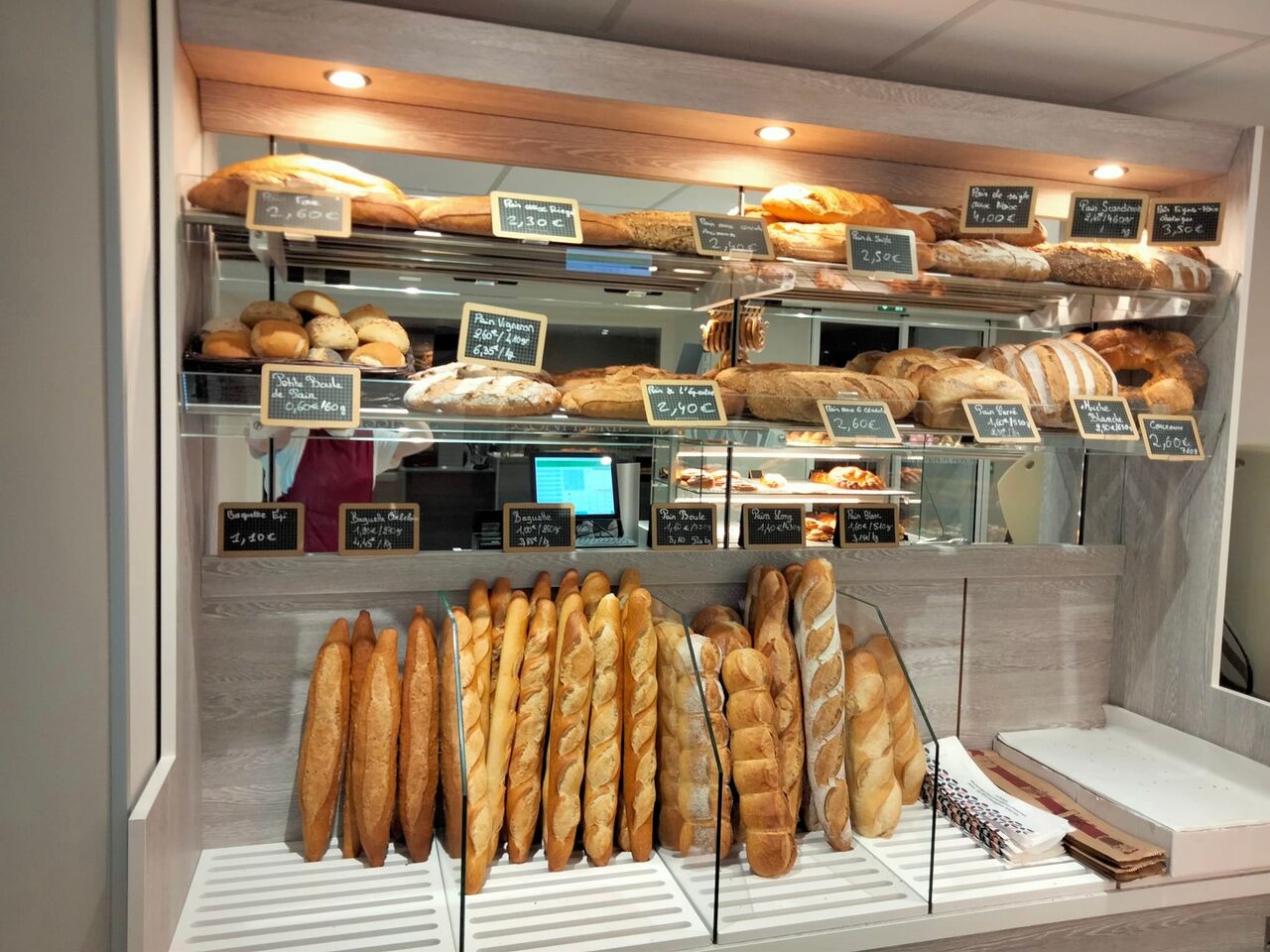 notre rayon boulangerie qui varie selon les jours en pains speciaux