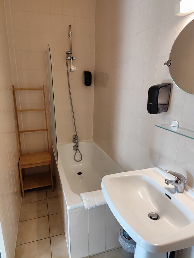 SALLE DE BAIN AVEC BAIGNOIRE CHAMBRE QUADRUPLE - 100€