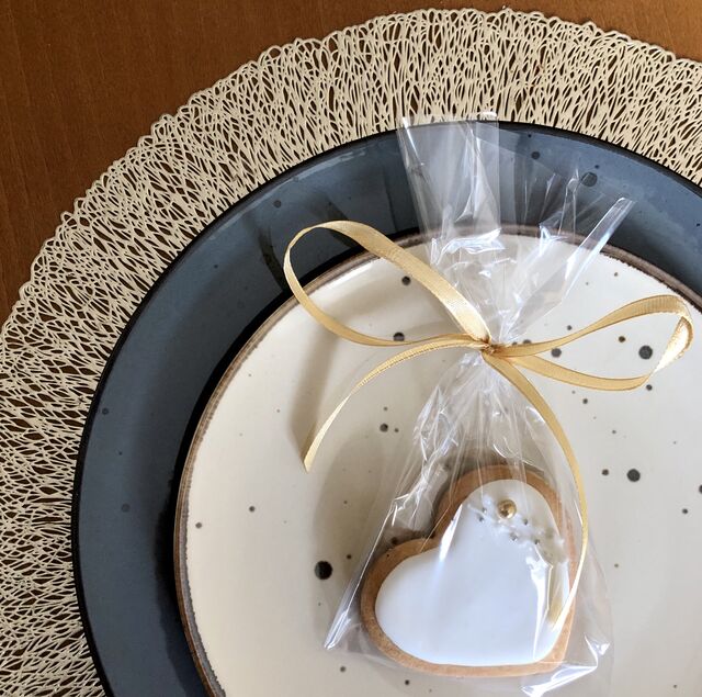 Kruche ciasteczka dekorowane lukrem królewskim