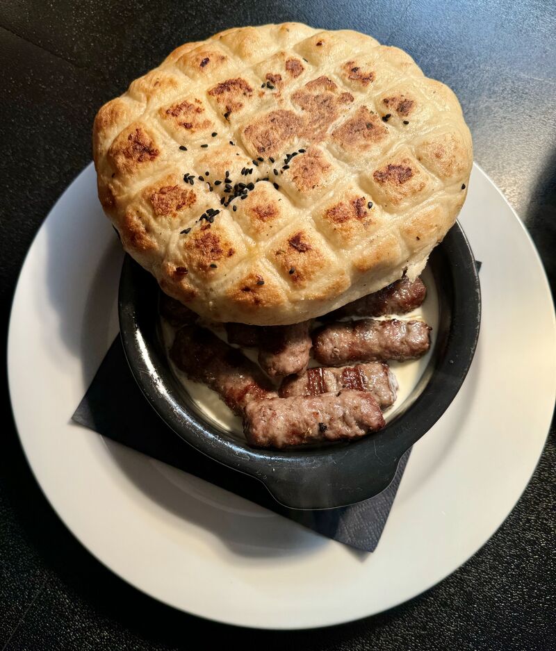 Cevapcici auf Kajmak