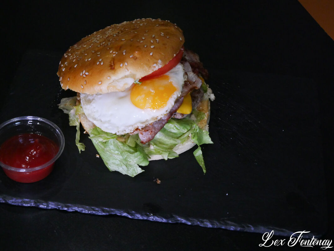 Recette classique mais toujours efficace : le EGG burger est pour vous ( steak, œuf, bacon ) MIAM!