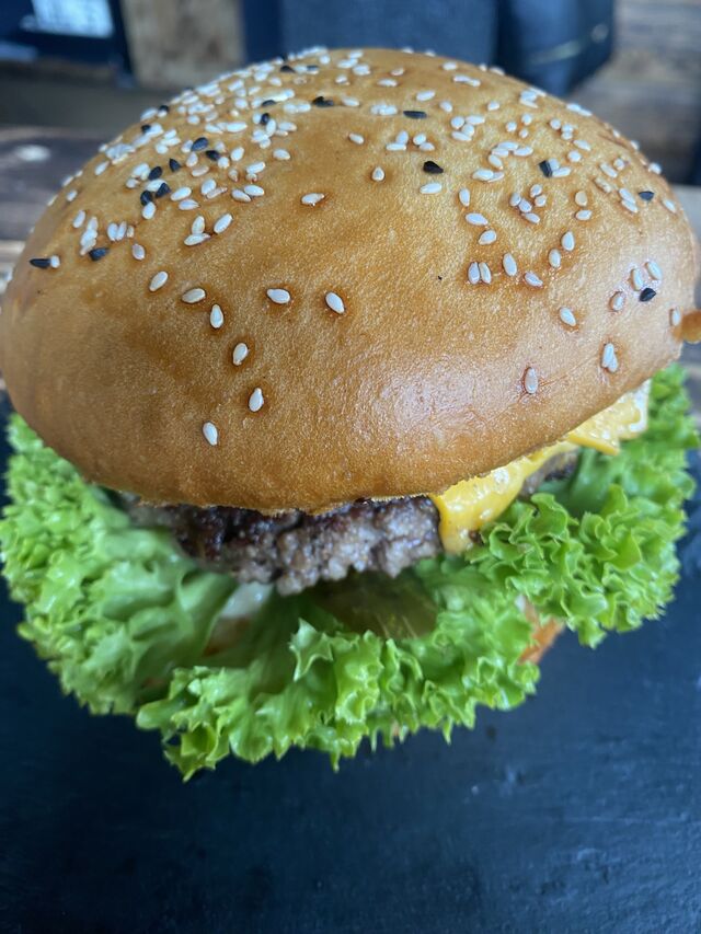 Burger Ser na oponie