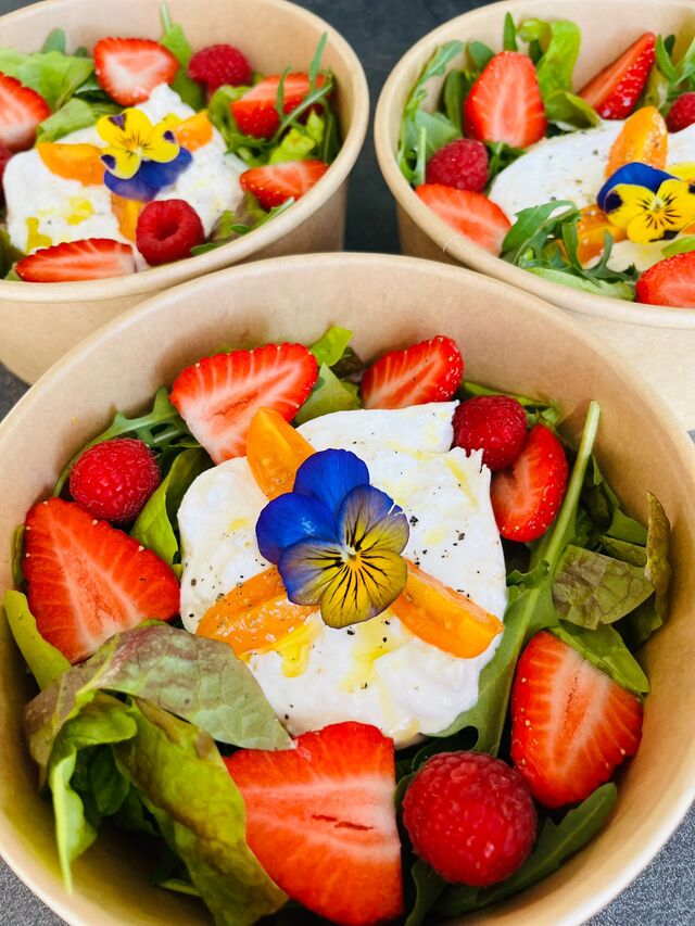 Salade du jardin fraise et framboise mozzarella