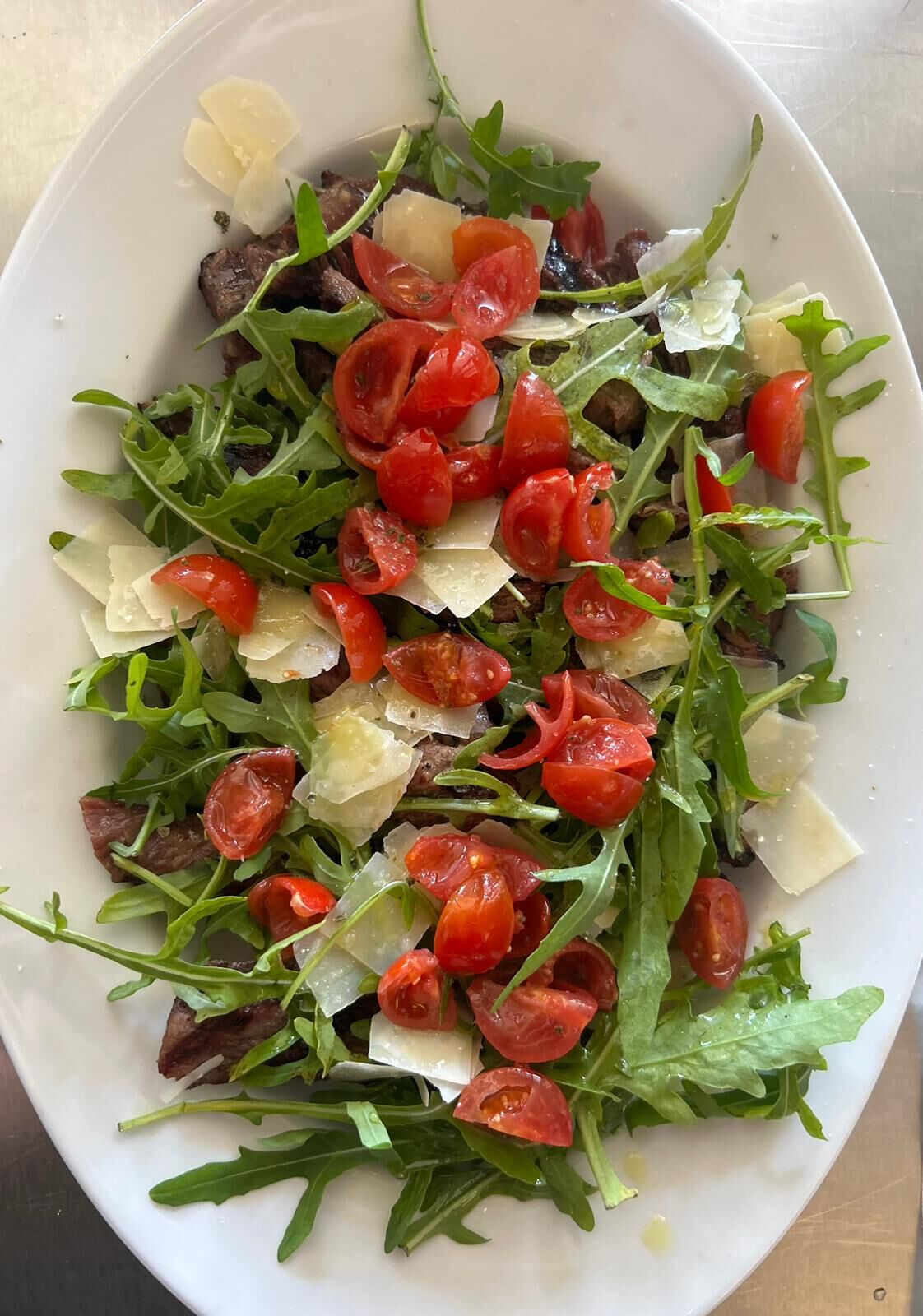 Tagliata di manzo con pomodorini,rucola e grana 
