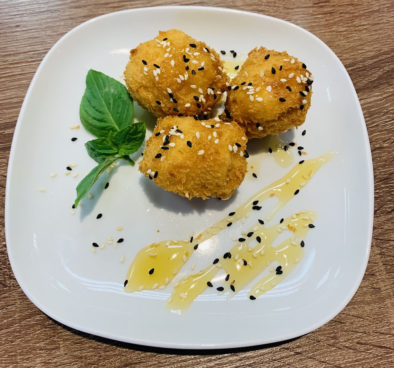 Gebackene Banane mit Honigs und Sesam.