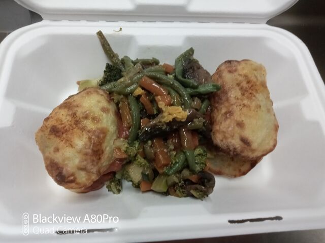 Patata burger et petits légumes.