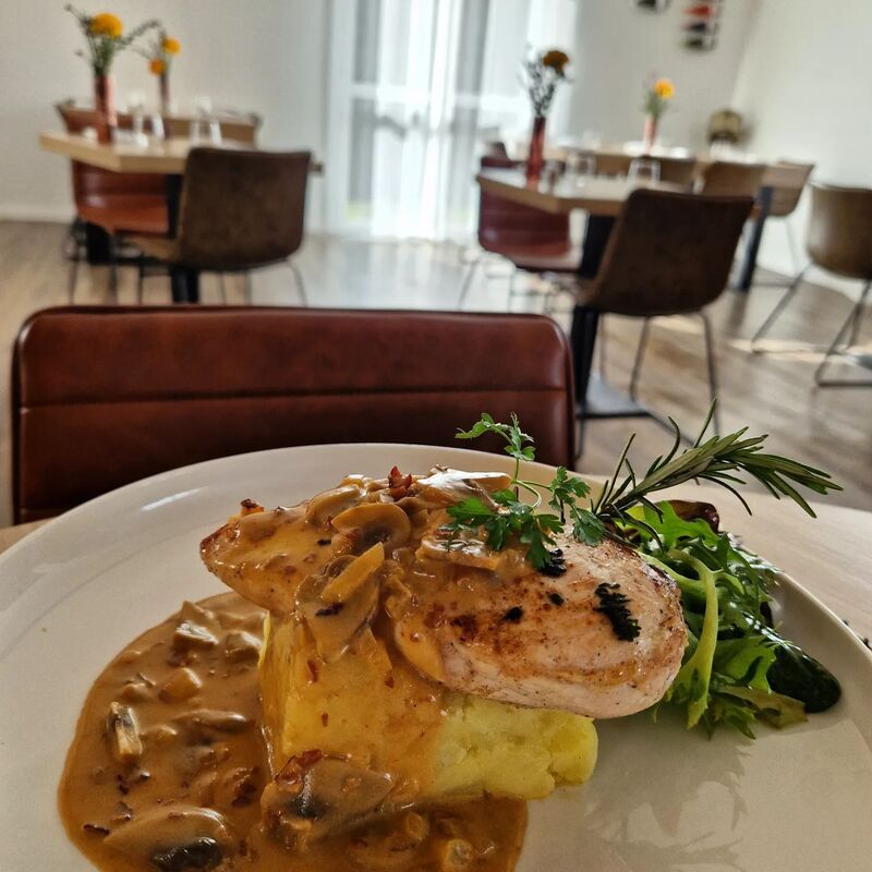 Exemple de plat du jour : Volaille rôti, écrasé de pommes de terres sauce champignons.