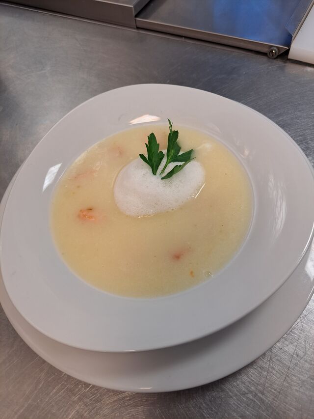 Spargelcremesuppe mit Lachsstückchen