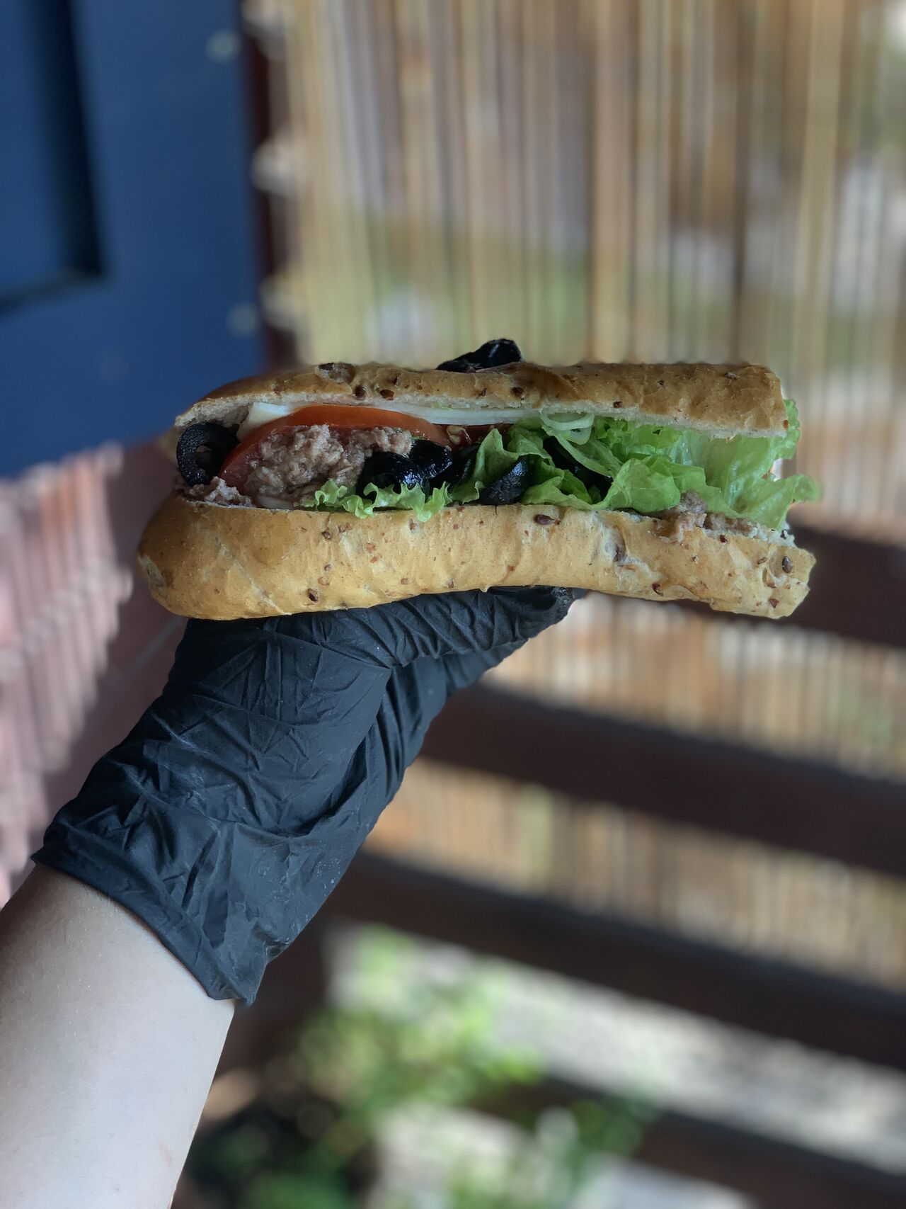 Polovičná bageta- tuniak&syr&čierne olivy