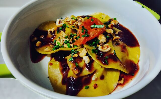 Ravioles au foie gras, sauce au Porto et noisettes torréfiées