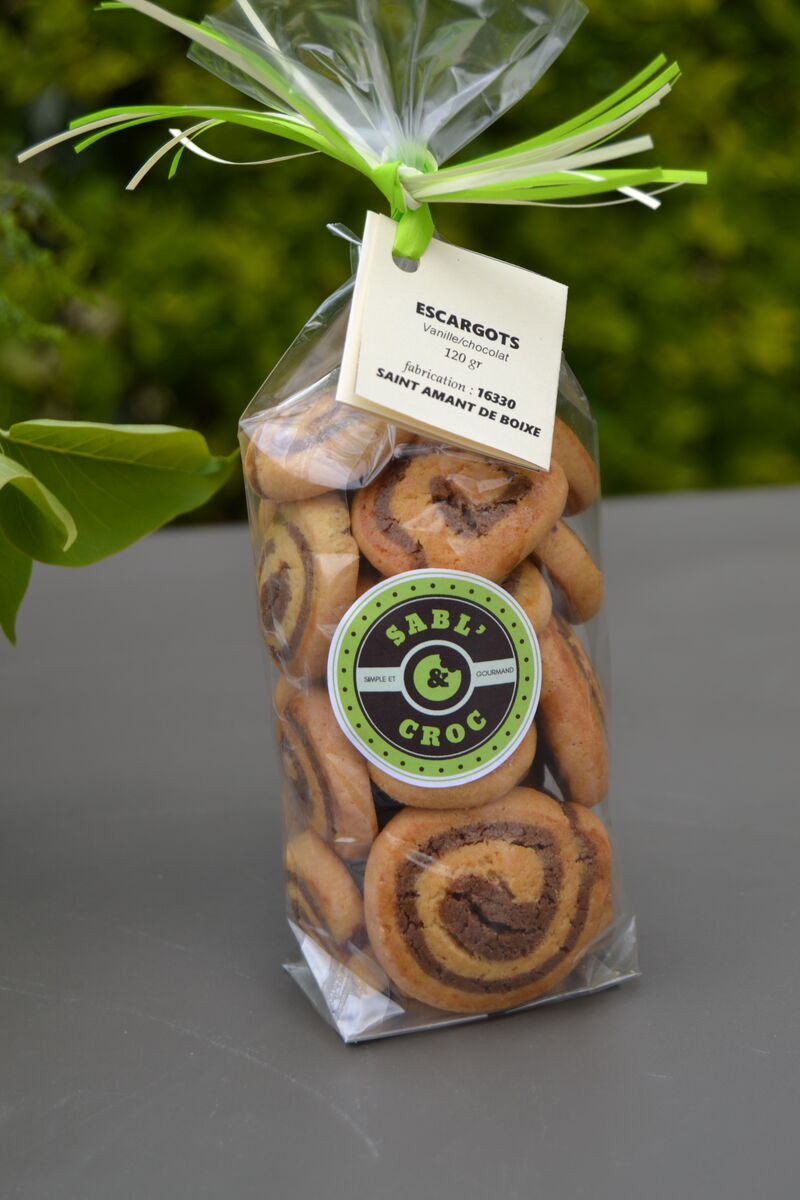 Escargots : Biscuits au beurre, façon galettes charentaises, vanille et chocolat, dont la forme rappelle les petits gris....